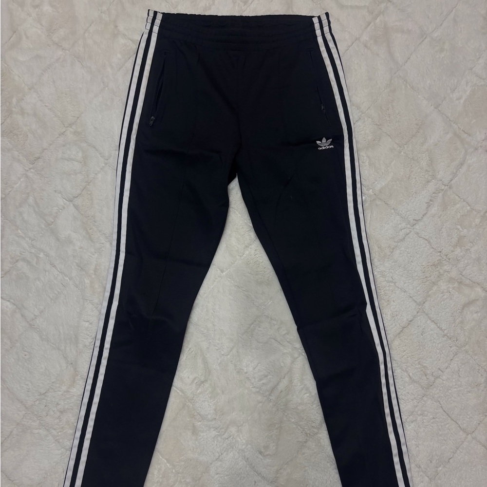I’m selling adidas sweatpants in a size small.